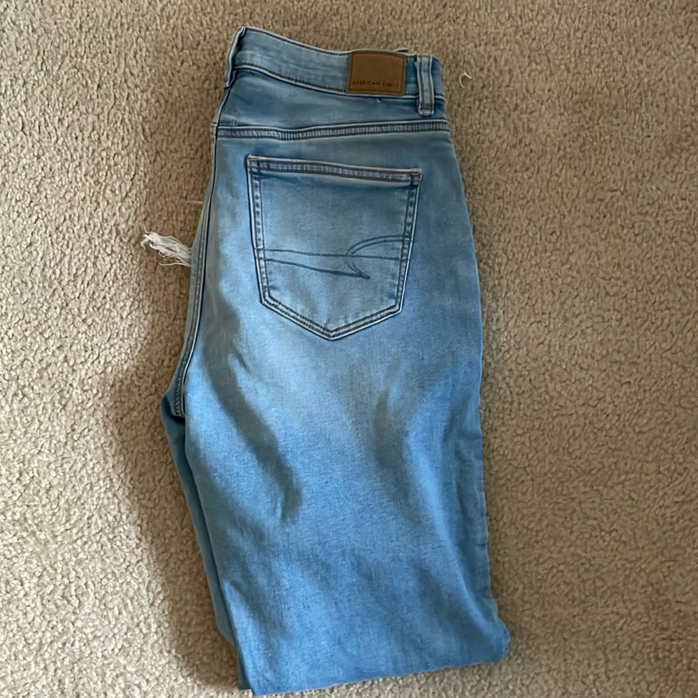 Light Wash Raw Edge American Eagle Mom Jeans Size 6